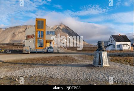 New-Aalesund, le lieu de résidence permanente le plus au nord du monde et une ville de recherche à l'ouest du Spitzbergen, Svalbard, Norvège. Au premier plan, les s Banque D'Images