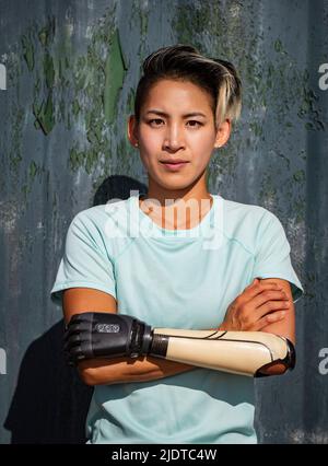 Portrait d'une femme sportive avec un bras prothétique Banque D'Images