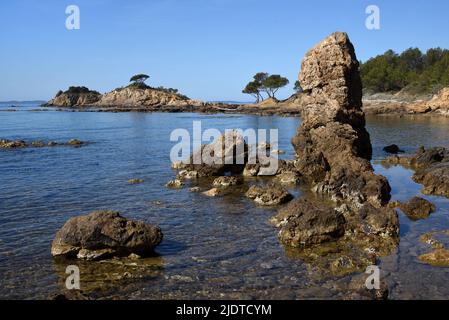 Rocky Seashore, Rock Stack et formations rocheuses à Estagnol sur la côte méditerranéenne entre Hyères et Bormes-de-Mimosas Côte d'Azur Côte d'Azur Banque D'Images