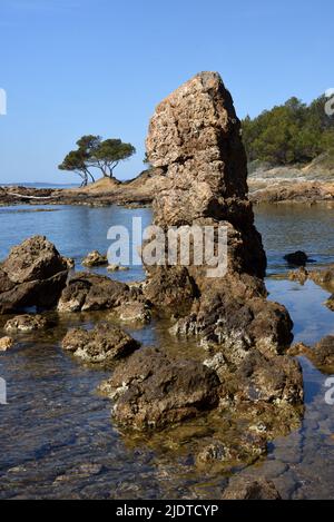 Rocky Seashore, Rock Stack et formations rocheuses à Estagnol sur la côte méditerranéenne entre Hyères et Bormes-de-Mimosas Côte d'Azur Côte d'Azur Banque D'Images