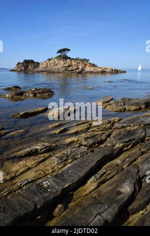 Ile d'Estagnol ou Ilots de l'Estagnol au large de la Pointe de l'Estagnol Rock Strata sur la côte et Single Yacht Bormes-les-Mimosas Var Provence Côte-d'Azur France Banque D'Images