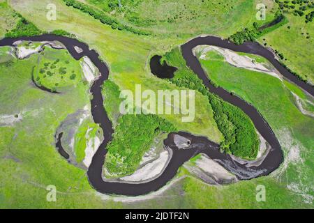 (220623) -- LIGUE HINGGGAN, 23 juin 2022 (Xinhua) -- photo aérienne prise sur 23 juin 2022 montre une rivière traversant la prairie du Mod Ulan dans la bannière avant de l'aile droite de Horqin de la Ligue Hinggan, région autonome de la Mongolie intérieure de la Chine du nord. (Xinhua/Liu Lei) Banque D'Images