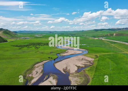 (220623) -- LIGUE HINGGGAN, 23 juin 2022 (Xinhua) -- photo aérienne prise sur 23 juin 2022 montre la prairie du Mod Ulan dans l'aile droite de Horqin bannière avant de la Ligue Hinggan, région autonome de la Mongolie intérieure de la Chine du nord. (Xinhua/Liu Lei) Banque D'Images