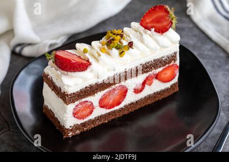 Gâteau aux fraises. Gâteau avec garniture à la crème au milieu. Spécialités turques. Desserts traditionnels délicieux. Gros plan Banque D'Images