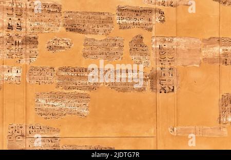 Sculptures hiéroglyphiques dans le temple de Louxor, temple de Karnak, Égypte Banque D'Images