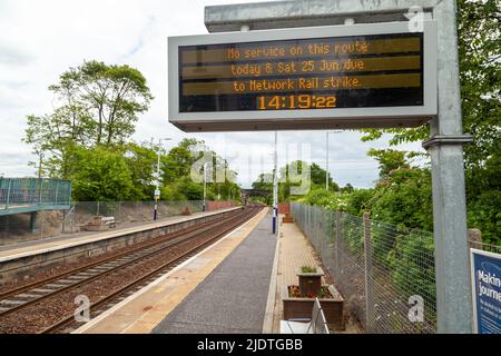 Dalgety Bay, Fife, Écosse. 23 juin 2022. Une plate-forme de train déserte à Dalgety Bay une station de train de banlieue populaire pour Édimbourg qui n'a aucun train en circulation du tout à cause de la grève des chemins de fer. © Richard Newton / Alamy Live News Banque D'Images