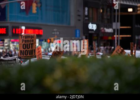 Manhattan, New York, États-Unis - 26 octobre. 2019 : manifestation de Trump Pence, protestation contre Donald Trump et Mike Pence à New York Banque D'Images