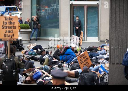 Manhattan, New York, États-Unis - 26 octobre. 2019: Les gens protestent devant le bâtiment Fox News à New York. Manifestation de Donald Trump à Manhattan. Les personnes qui traînent Banque D'Images