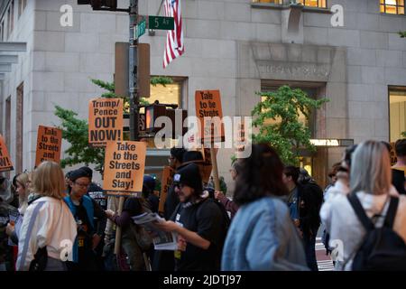 Manhattan, New York, États-Unis - 26 octobre. 2019: Protestant contre le président Donald Trump et le vice-président Mike Pence à New York Banque D'Images