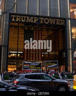 Manhattan, New York, États-Unis - 26 octobre. 2019 : manifestation devant la Trump Tower, sur la cinquième avenue de Manhattan Banque D'Images