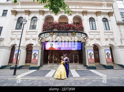 Courtney Stapleton, Belle, et Shaq Taylor, The Beast, lors d'un appel photo pour la production West End de Disney de Beauty and the Beast, au London Palladium. Date de la photo: Jeudi 23 juin 2022. Banque D'Images