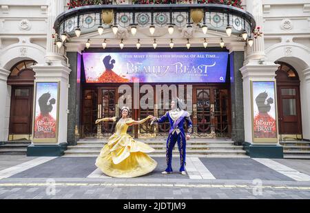 Courtney Stapleton, Belle, et Shaq Taylor, The Beast, lors d'un appel photo pour la production West End de Disney de Beauty and the Beast, au London Palladium. Date de la photo: Jeudi 23 juin 2022. Banque D'Images