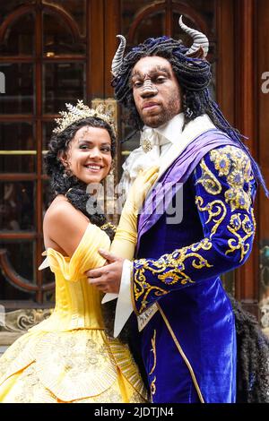 Courtney Stapleton, Belle, et Shaq Taylor, The Beast, lors d'un appel photo pour la production West End de Disney de Beauty and the Beast, au London Palladium. Date de la photo: Jeudi 23 juin 2022. Banque D'Images