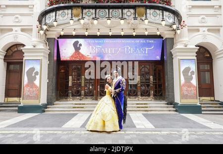 Courtney Stapleton, Belle, et Shaq Taylor, The Beast, lors d'un appel photo pour la production West End de Disney de Beauty and the Beast, au London Palladium. Date de la photo: Jeudi 23 juin 2022. Banque D'Images