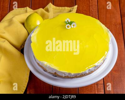Vue de dessus d'un cheesecake au citron, décoré avec des pâquerettes Banque D'Images