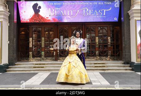 Courtney Stapleton, Belle, et Shaq Taylor, The Beast, lors d'un appel photo pour la production West End de Disney de Beauty and the Beast, au London Palladium. Date de la photo: Jeudi 23 juin 2022. Banque D'Images