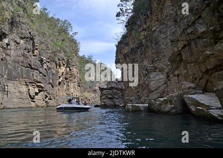 Touristes s'amusant sur une promenade en hors-bord à l'intérieur des canyons, avec plusieurs bateaux ancrés, Brésil, Amérique du Sud, photo panoramique, entre canyons Banque D'Images