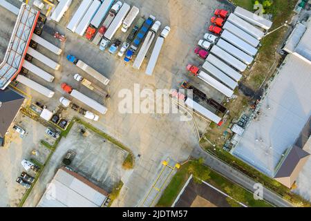 Vue aérienne des stations-service ravitaillant les véhicules et les camions à essence, diesel et essence Banque D'Images