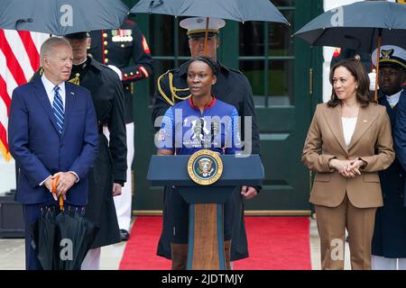 LE président AMÉRICAIN Joe Biden et le vice-président Kamala Harris (R), écoutent les remarques du caporal à la retraite Danielle Green (C) lors de la course annuelle du soldat blessé sur la pelouse sud de la Maison Blanche à Washington, DC, USA, le 23 juin 2022. Le Soldier Ride annuel reconnaît le service, le sacrifice et le voyage de récupération pour les militaires blessés, malades et blessés et les anciens combattants. Banque D'Images