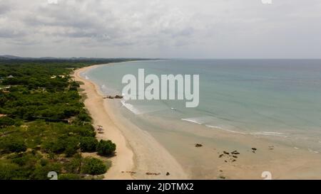 Vue aérienne de la plage de sable tropical et de la mer bleue. Sri Lanka. Concept vacances d'été et de voyage. Banque D'Images