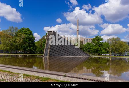 Berlin, Allemagne: 14 mai 2022: Le monument pour le mur de Berlin a changé en une cascade. Berlin, Allemagne Banque D'Images