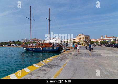 Athènes, Grèce: 06 mai 2022 - ancien bateau à voile pour les touristes dans le port de Pireas Banque D'Images