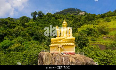 Statue de Bouddha, Bouddha assis sur le rocher, Temple du Rocher d'Aluvihara, Matale, province centrale, Sri Lanka, Asie. Banque D'Images