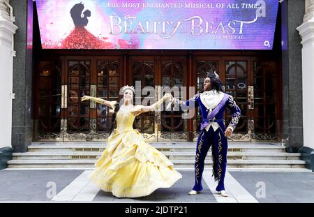 Courtney Stapleton, Belle, et Shaq Taylor, The Beast, posent lors d'un appel photo pour la production West End de Disney de Beauty and the Beast, au London Palladium. Date de la photo: Jeudi 23 juin 2022. Banque D'Images