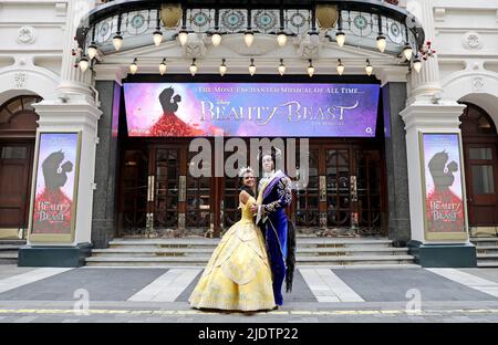 Courtney Stapleton, Belle, et Shaq Taylor, The Beast, posent lors d'un appel photo pour la production West End de Disney de Beauty and the Beast, au London Palladium. Date de la photo: Jeudi 23 juin 2022. Banque D'Images