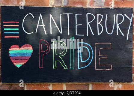 Canterbury Pride gay Pride signe dessiné avec des craies sur un tableau de craie sur un mur à Canterbury Kent Angleterre Royaume-Uni Banque D'Images