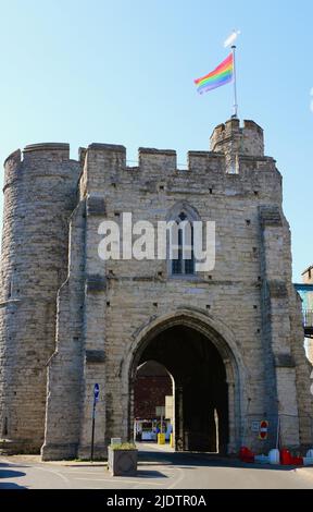 Westgate Medieval Gatehouse Canterbury Kent Angleterre Royaume-Uni avec un drapeau arc-en-ciel volant pour le mois de la gay Pride juin 2022 Banque D'Images