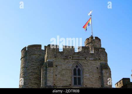 Westgate Medieval Gatehouse Canterbury Kent Angleterre Royaume-Uni avec un drapeau arc-en-ciel volant pour le mois de la gay Pride juin 2022 Banque D'Images