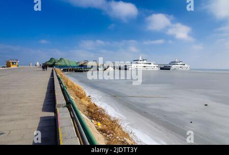 Paysage hivernal gelé du lac Qinghai, le plus grand lac d'eau salée intérieur de Chine, dans la province de Qinghai, au nord-ouest de la Chine. Banque D'Images