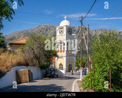 Clocher et horloge de l'église orthodoxe dans le village de montagne d'Agios Petros (Saint-Pierre) sur l'île Ionienne de Lefkada Grèce Banque D'Images