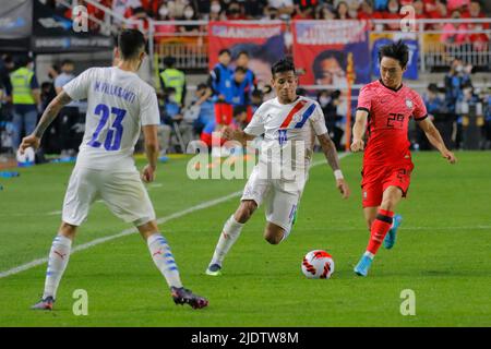 10 juin 2022-Suwon, Corée du Sud-Um, Wondsang de Corée du Sud et Ivan, Cazal du Paraguay action lors d'un match international amical présenté par Hana Bank République de Corée contre Paraguay au stade Suwon Worldcup à Suwon, Corée du Sud. Banque D'Images