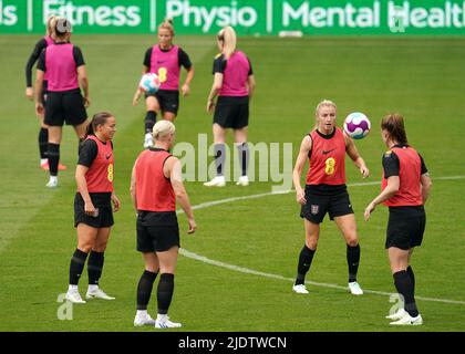 Leah Williamson (deuxième à droite) s'entraîne avec Fran Kirby (à gauche) et Bethany England (deuxième à gauche) lors d'une journée médiatique à Elland Road, Leeds. Date de la photo: Jeudi 23 juin 2022. Banque D'Images