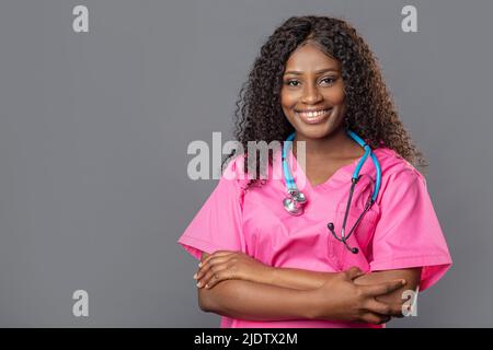 Jeune femme médecin afro-américaine sur fond gris mains ensemble souriant détendu et gai. Succès et optimisme Banque D'Images