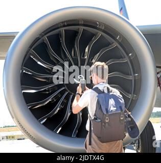 23 juin 2022, Brandebourg, Schönefeld: Un visiteur commercial se tient devant un moteur d'un Airbus 321neoLR à l'exposition internationale aérospatiale ILA et prend une photo. Le spectacle aérien de l'aéroport de Schönefeld sera ouvert depuis 22 juin - 26, 2022. Photo: Wolfgang Kumm/dpa Banque D'Images