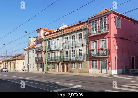 Vieilles belles maisons avec balcons sur la rue Rua da Junqueira ou Junqueira. Lisbonne, Portugal Banque D'Images