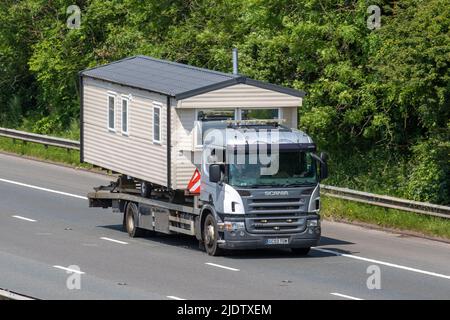 2009 jaune camion diesel Scania P 220 DB 4x2 CRC 8867cc ; conduite sur l'autoroute M61, Manchester, Royaume-Uni Banque D'Images