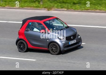 2017 (17) rouge gris SMART FORTWO Prime Sport Premium A 999cc essence 65 vitesses auto cabriolet ; sur l'autoroute M61, Manchester, Royaume-Uni Banque D'Images