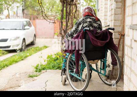 Vieille femme assise dans un fauteuil roulant qui a l'air triste et inquiet. Dépression, soins de santé et soins aux personnes âgées Banque D'Images