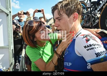 Gavere, Belgique, 23 juin 2022. Remco Evenepoel belge de Quick-Step Alpha Vinyl et sa mère photographiés après la course d'élite individuelle de 35km aux championnats belges, à Gavere, le jeudi 23 juin 2022. BELGA PHOTO DAVID STOCKMAN Banque D'Images