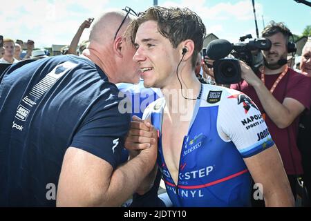 Gavere, Belgique, 23 juin 2022. Remco Evenepoel belge de Quick-Step Alpha Vinyl célèbre après avoir remporté la course d'élite masculine à temps individuel de 35km aux championnats belges, à Gavere, le jeudi 23 juin 2022. BELGA PHOTO DAVID STOCKMAN Banque D'Images