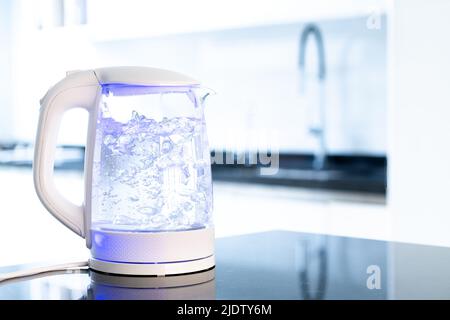 De l'eau bouillante dans une bouilloire électrique dans une cuisine moderne Banque D'Images