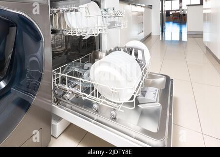 Cuisine moderne avec lave-vaisselle ouvert et vaisselle propre Banque D'Images
