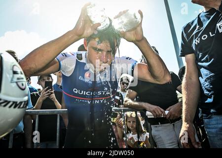 Gavere, Belgique, 23 juin 2022. Remco Evenepoel belge de Quick-Step Alpha Vinyl photographié après avoir remporté la course d'élite individuelle de 35km aux championnats belges, à Gavere, le jeudi 23 juin 2022. BELGA PHOTO DAVID STOCKMAN Banque D'Images