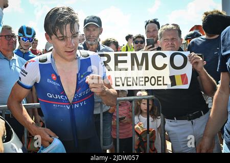 Gavere, Belgique, 23 juin 2022. Remco Evenepoel belge de Quick-Step Alpha Vinyl photographié après avoir remporté la course d'élite individuelle de 35km aux championnats belges, à Gavere, le jeudi 23 juin 2022. BELGA PHOTO DAVID STOCKMAN Banque D'Images