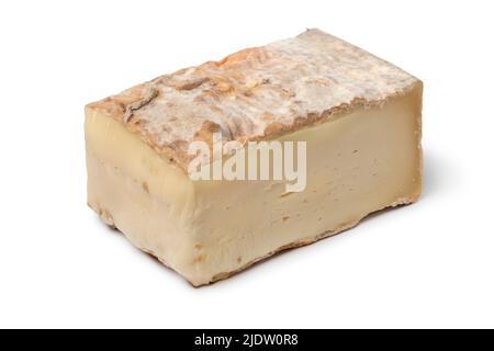Morceau de fromage italien Taleggio de gros plan isolé sur fond blanc Banque D'Images