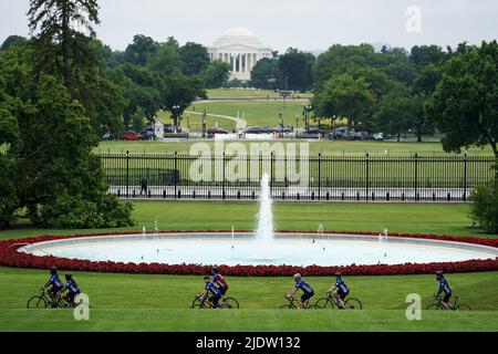 Washington, États-Unis. 23rd juin 2022. Les participants à la course annuelle du soldat blessé au volant de la pelouse sud de la Maison Blanche à Washington, DC, sur 23 juin 2022. Le Soldier Ride annuel reconnaît le service, le sacrifice et le voyage de récupération pour les militaires blessés, malades et blessés et les anciens combattants. Photo de Shawn Thew/UPI crédit: UPI/Alay Live News Banque D'Images